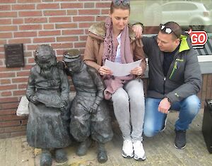 Wie is de Gladde Aal? & Foto in Volendams kostuum