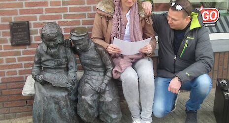 Wie is de Gladde Aal? & Foto in Volendams kostuum