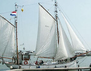 Foto in kostuum & Diner op Zee