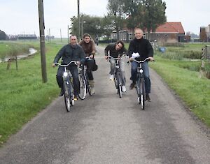 Fietspuzzeltocht Volendam met Hollandse opdrachten